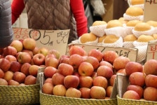 “어린이집서 사라진 사과” “꽃 대신 과일 선물”…소비문화도 달라졌다 [과일의 난]