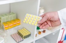 약국 퇴사 후 같은 건물에 약국 차린 약사…법원, 영업정지 결정 왜?