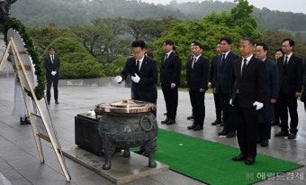 [헤럴드pic] 현충원을 참배하는 박찬대 더불어민주당 신임 원내대표