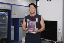 두산베어스 주장 양석환 손에 들린 이것…회장님의 태블릿PC 선물 왜?