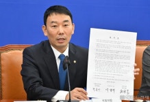 [헤럴드pic] 양당합의문 설명하는 김용민 의원