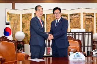 [헤럴드pic] 악수하는 한덕수 총리·우원식 국회의장