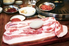 공짜밥에 “고기도” 요구한 노숙인…내쫓자 손님이 “부자되세요” 야유