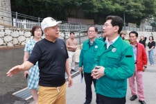 이상일 용인시장, ‘마북천’ 방문…수질과 시민 보행 안전 점검