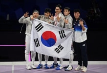 아시아 최초 펜싱 단체전 3연패…더 젊고 강력해진 ‘어펜져스’ [파리2024]