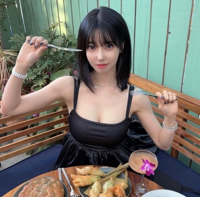 BJ 과즙세연, 하이브 의장 방시혁 의심 논란 해명… 우연한 만남 아냐