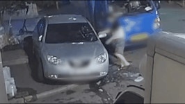 [영상] “주차 왜 이래”…술 취한 60대, 와이퍼 떼어내 한 짓