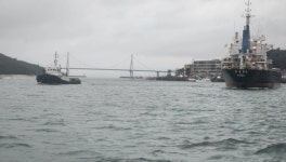 녹동신항 저수심에 얹힌 화물선 구조돼