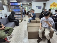 “한 살이라도 어릴때”…탈모약 찾아 ‘성지’ 찾는 청년들[르포]