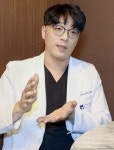 점점 빨라지는 ‘탈모’ 시작 시기 … “남녀노소 초기 조치가 중요”