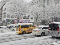 [영상]폭설로 얼어붙은 서울…곳곳서 도로 정체