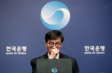 [일문일답] 깜짝 금리 인하…한은 총재 “추가 조정 또 필요할 수도”