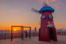 석양 풍차·피노키오 축제…“가자, 동화 속으로”