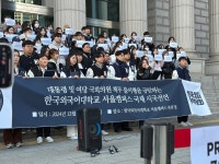 외국어로 발표된 시국선언문 “민주주의의 품에서 피어난 촛불을 보아라”