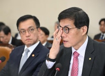 [헤럴드pic] 안경을 고쳐쓰는 이창용 한국은행 총재