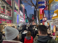 K-패션, 명동에 총집결…“외국인 수요 노린다” [언박싱]