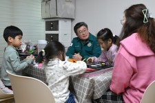 중구, 화제의 ‘7남매’ 가정 새로운 보금자리 입주