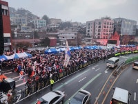 [르포] “공수처 체포 우리가 막았다” 둘로 찢긴 한남동  [세상&]