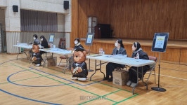 [르포] “엄마, 친구 많이 사귀고 싶은데”…썰렁해진 초등 예비소집 [세상&]