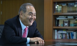 “트럼프 무도회, 한국 기업인 중 유일하게 ‘가족 4인’이 함께 갑니다” [인터뷰]