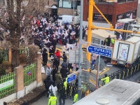 “애들이 무슨 죄입니까” 탄핵 찬반 집회 한남초 지킨다 [세상&]