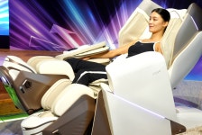 “편히 누워서 다이어트?” 안마의자 진화 어디까지…운동 기능도 생겼다