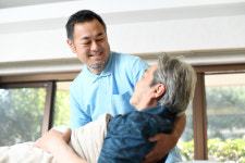 “월급 120만원에 주 6일, 매일 12시간 일할 간병인 구합니다”