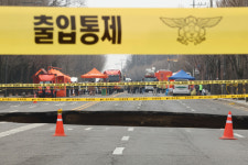 카니발은 튕겨지고 오토바이는 빨리듯 추락…서울 명일동 싱크홀 순간 포착 [영상]