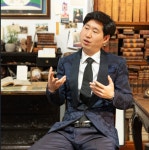 “갤러리를 실험실로” 화성을 꿈꾸는 이 남자…과학과 예술 경계를 넘다