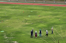 “저리 비켜!” 그라운드골프 경기 관람하는 겁 없는 갈매기