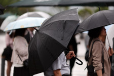 편의점서 우산 사려다가 ‘화들짝’…언제 이렇게 올랐나요? [언박싱]