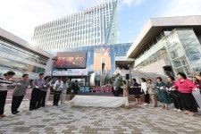 한여름 밤 마포구민 광장 영화관 변신...인기 만점