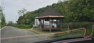 자전거도로 쉼터·화장실 바로 옆에 얌체 차박…“물·전기도 끌어다 써”