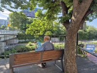 ‘에어컨 빵빵, 전철로 피서 떠난 어르신’ 경로당 휴일은 문닫잖아! [세상&]