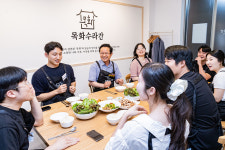 “같이 요리하고, 함께 먹다”…영등포구 공유주방이 바꾼 일상?