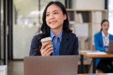 “베트남 신입 연봉 3500만원” 한국인보다 더 잘 번다더니…대박났다