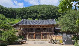 ‘불법(佛法)의 바다’ 영천 은해사와 ‘돌구멍 절’ 중암암 [정용식의 사찰 기행]