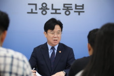 오늘부터 ‘노동부’…김영훈 장관 “임금체불은 절도, 사회적 대화 복원”