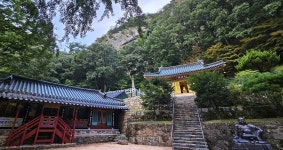 금오산 기암절벽과 수림의 조화…구미 해운사와 약사암 [정용식의 사찰 기행]