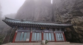 금오산 기암절벽과 수림의 조화…구미 해운사와 약사암 [정용식의 사찰 기행]