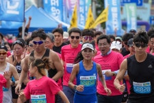 포항 송도 해안, 열정과 에너지로 물들다…‘이차전지 마라톤’ 8,500명 달렸다
