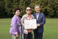 구로구, 계남근린공원 축구장 지켜온 이수영 어르신에 감사장