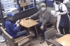 [영상] 농인 고객에 “맛있게 드세요” 수어로 인사…놀란 고객 감사하다며 ‘엄지척’