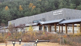 “석탑 향해 공양하는 보살좌상”…광명 밝히는 오대산 월정사 [정용식의 사찰 기행]