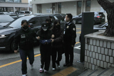 고개 숙인 채 묵묵부답…16개월 여아 학대·살해 혐의 친모·계부