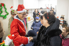 산타 복장 이기재 양천구청장 새단장 한두경로당 개소식 ‘활짝’