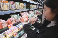 이마트24에 10대들 우르르…한달만에 55만개 팔린 ‘이 제품’