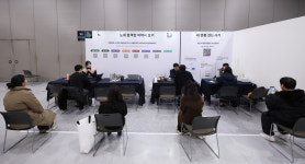 농업회사법인 주식회사 낙동강오리알 | 정책이 바뀌자 길거리로 내몰렸다…낙동강 오리알 30대 취준생들 [세상&]