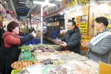 류경기 중랑구청장 설 앞두고 전통시장 장 보기 행보 이어가