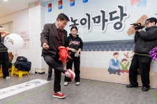 박강수 마포구청장, 설 맞이 ‘도화 뭐하니?’ 축제서 청소년과 따뜻한 하루